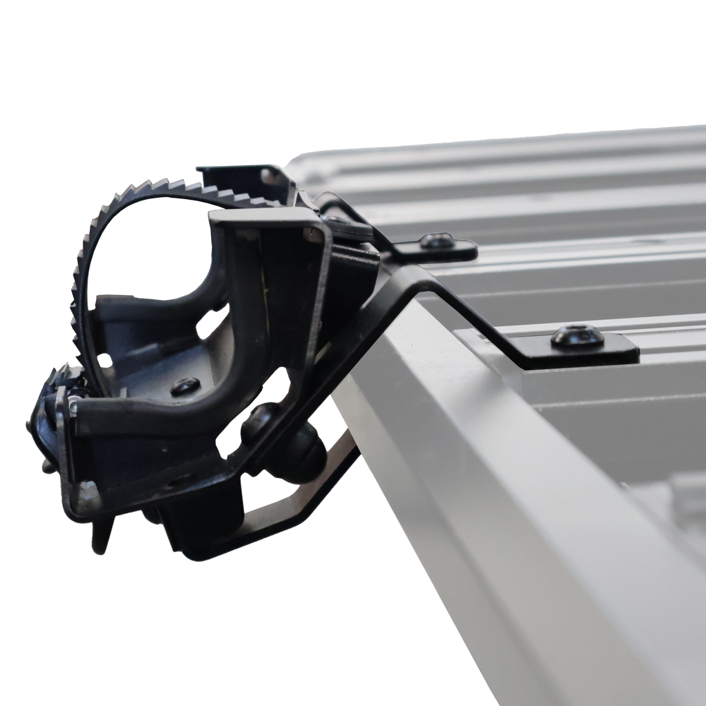 Slimline 3 spade mount holding a paddle on the roof rack