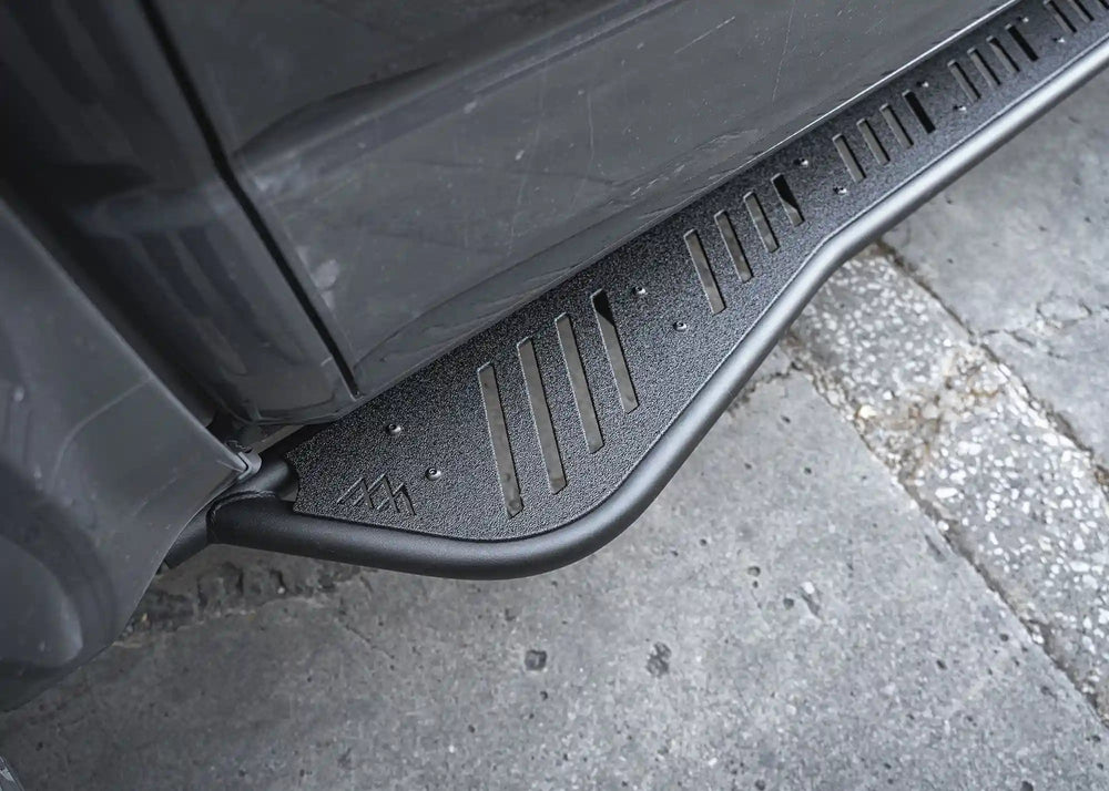 Kickout and side step detail