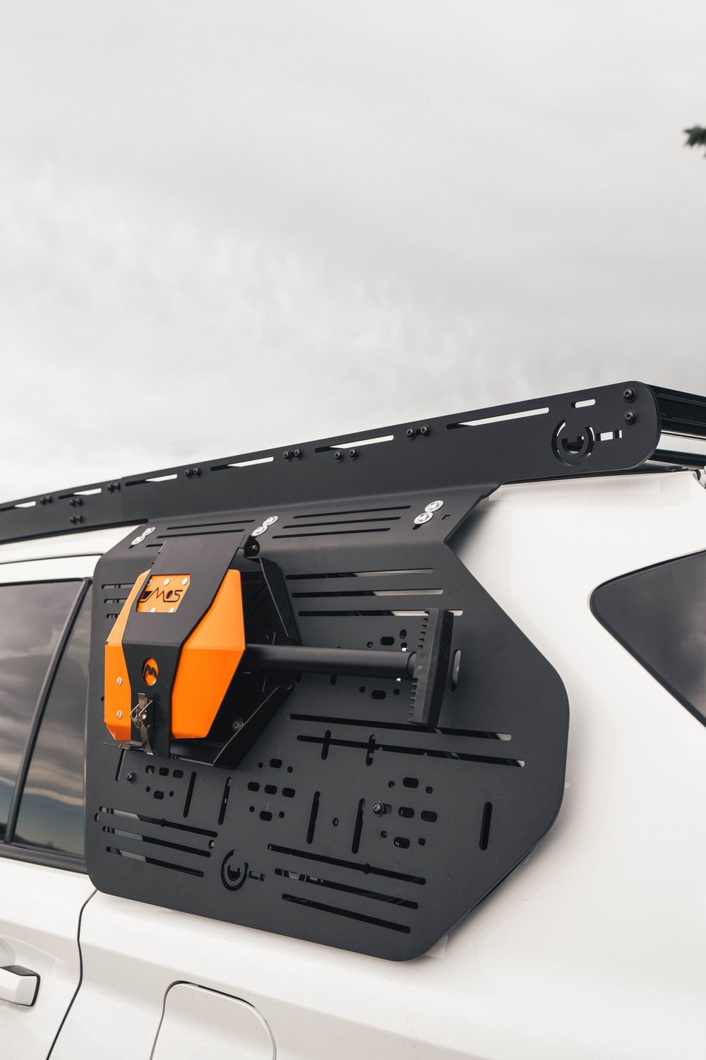 Image showing the DMOS shovel mounted on the prinsu rear windows accessory