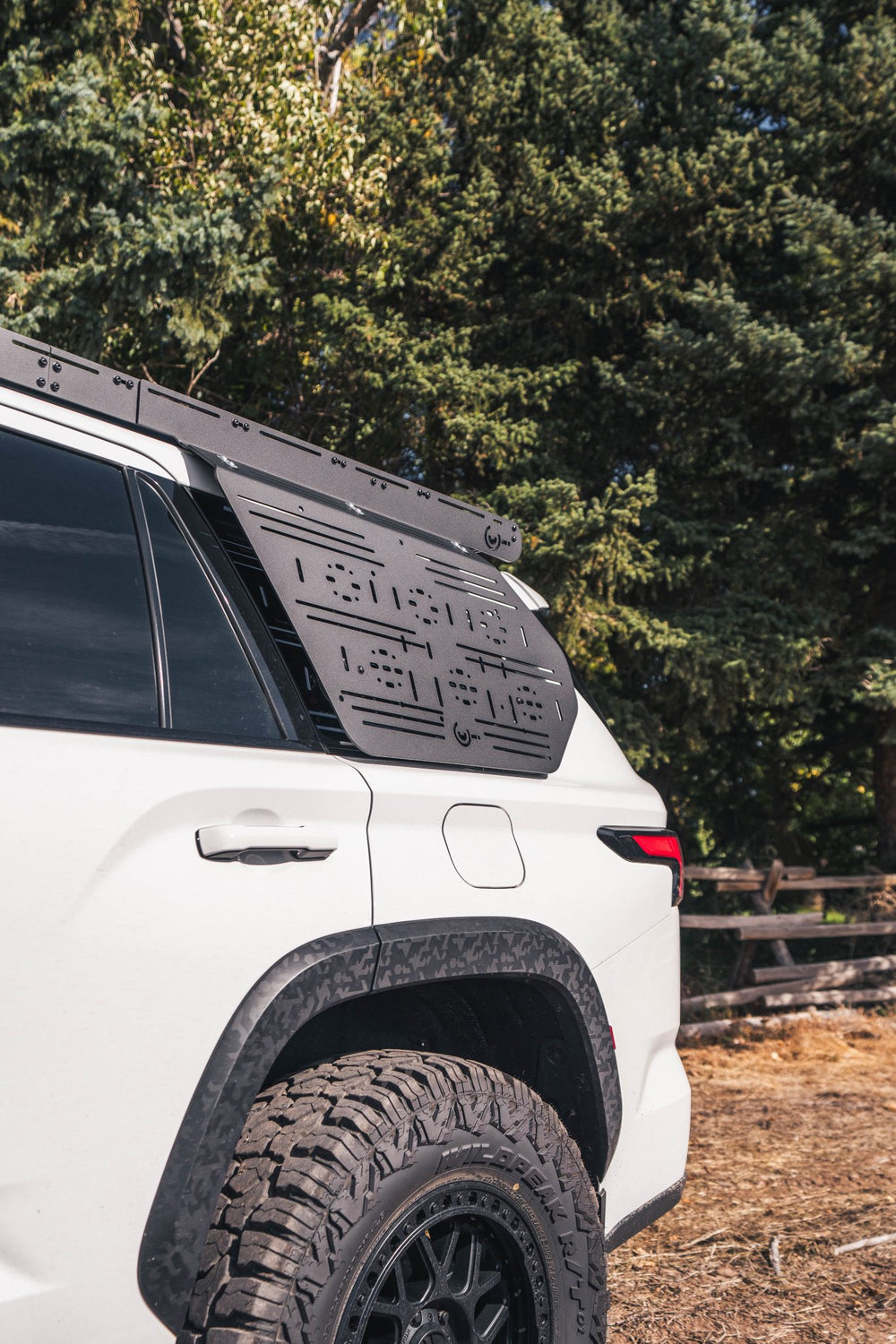 Image showing the prinsu rear window accessory mounted on the side
