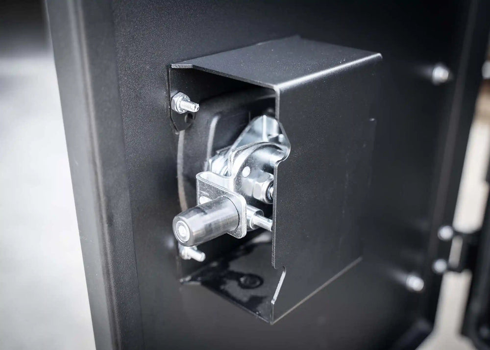 Lockable latch mechanism on storage box