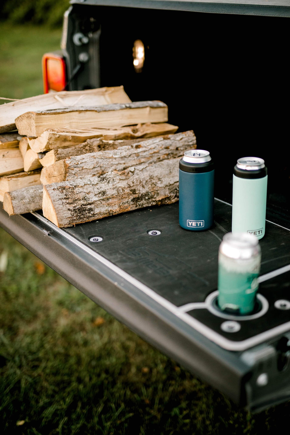 BillieBars Gladiator Tailgate Cover 2019-2022 With Wood And Bottles On It