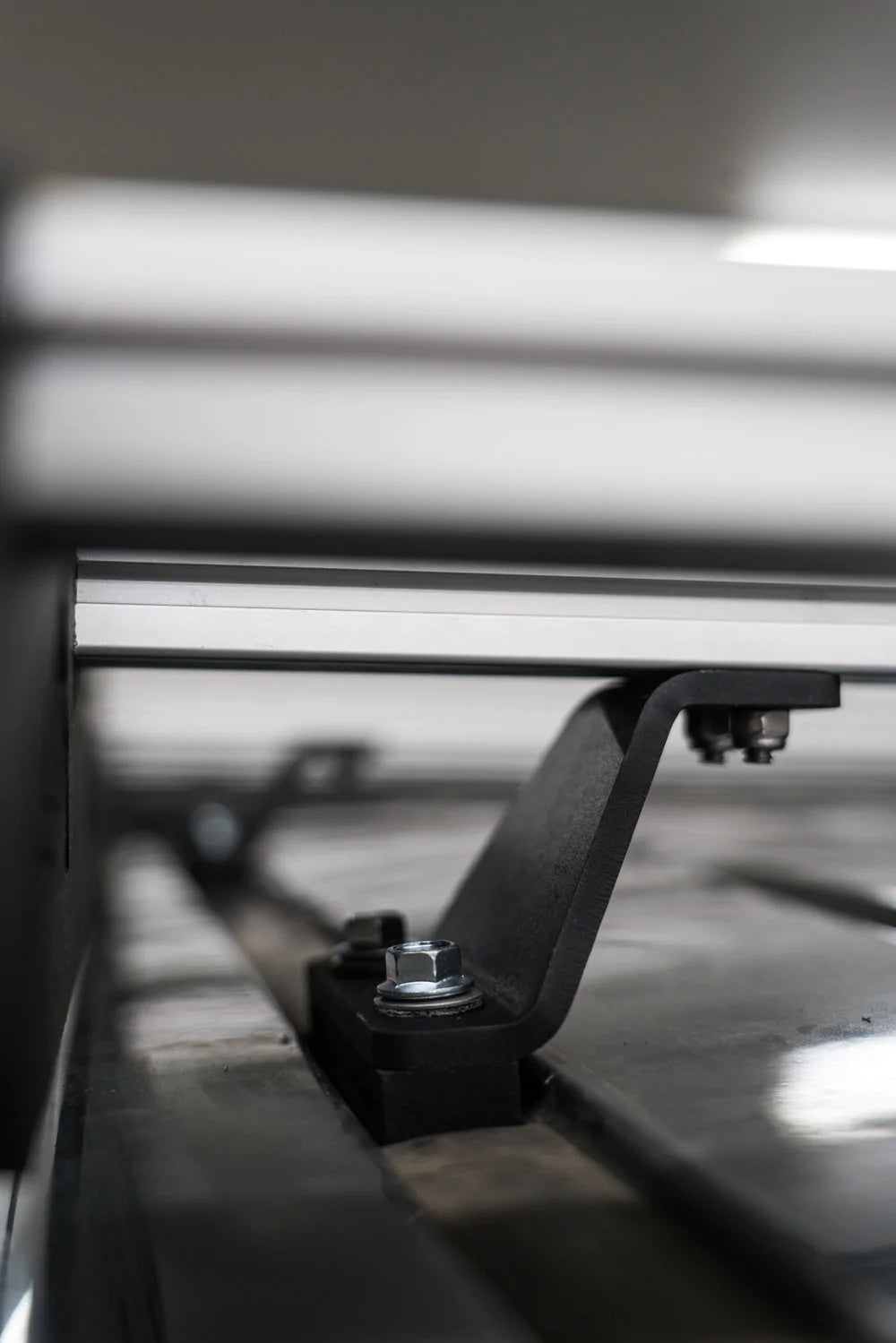 Long-lasting mounting feet