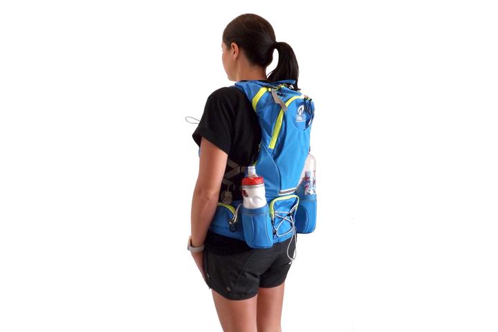 Shift your backpacks weight with this Extrememist Waist Pack Hydration Kit Blue