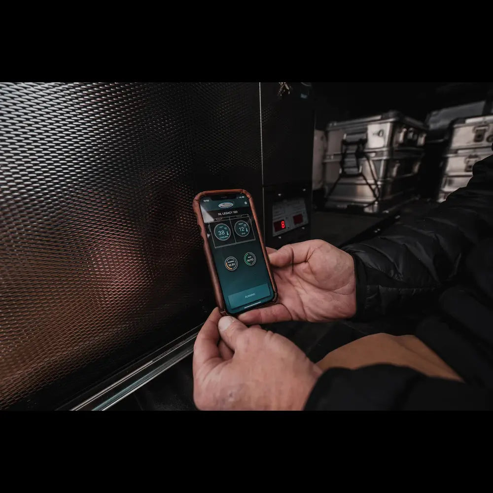 Man using the NL app of the fridge 