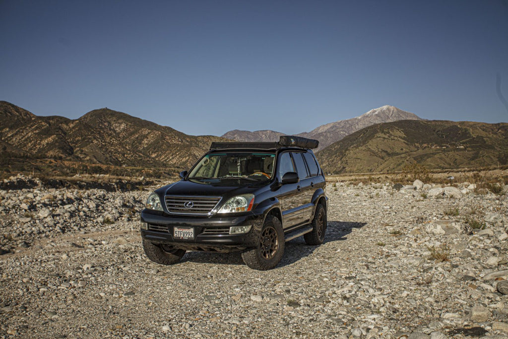 Prinsu Roof Rack on Lexus GX470 black fron view in front of mountains