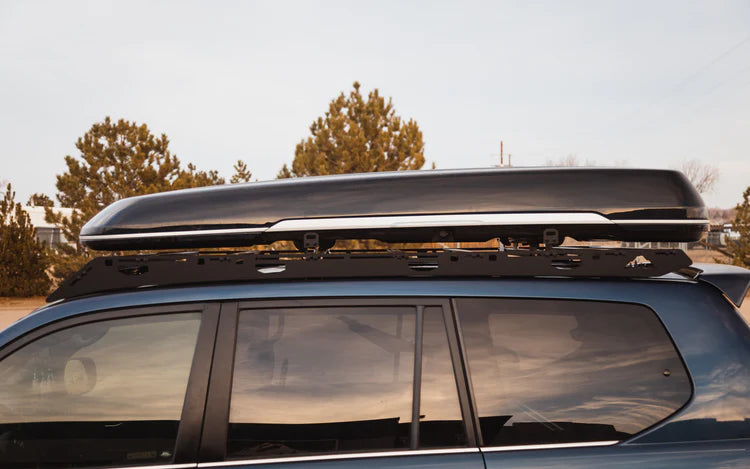 Side View of a Vehicle With Mounted Crossbar Risers